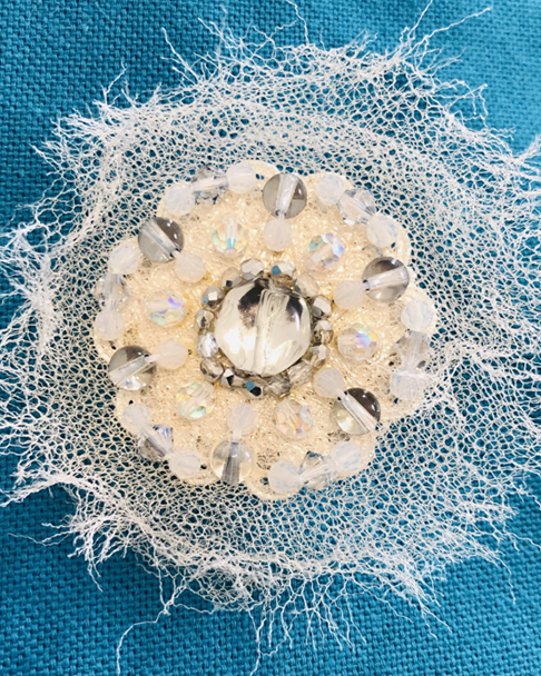 -broche blanche