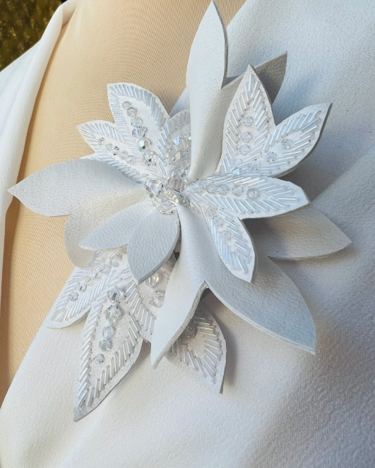 -broche fleur blanche cuir